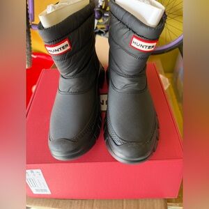 Hunter women’s 7 intrepid short snow boot.a new in box